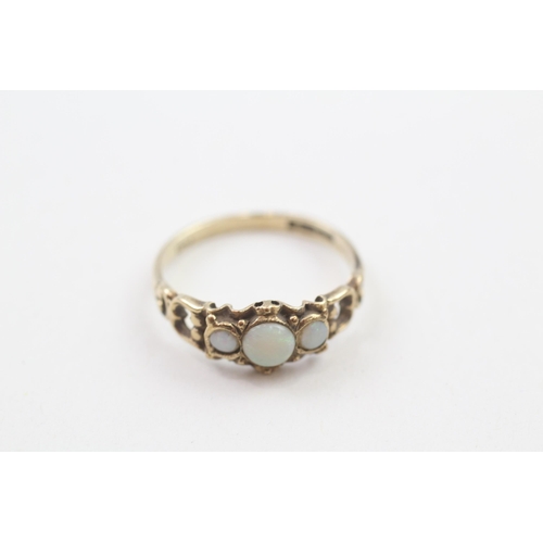 9ct gold vintage opal three stone ring (1.8g) Size  N
