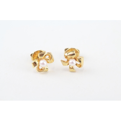 9ct gold cultured pearl bow stud earrings with scroll backs (1g)