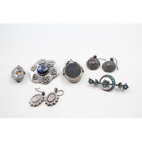 A collection of antique silver jewellery pieces including an arts and crafts brooch (27g)