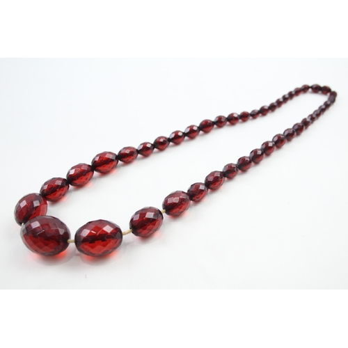 A faceted crystal cherry Bakelite bead necklace (60g)
