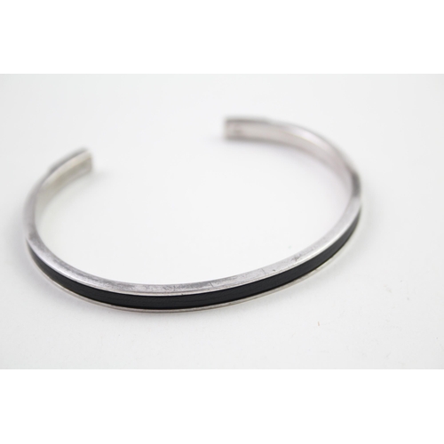 A silver and leather bangle by Gucci (15g)