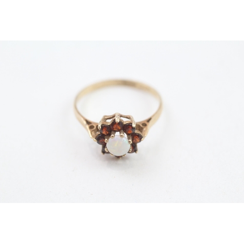 9ct gold 1980's opal & garnet cluster ring, claw set (2g) Size  Q
