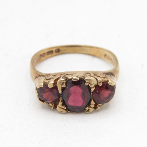 9ct gold vintage garnet three stone ring (2.6g) Size  G