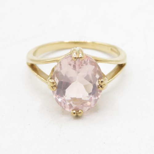 9ct gold oval cut pink gemstone claw set dress ring with split shoulders, UK hallmark (3.5g) Size  N