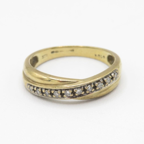 9ct gold diamond cross-over ring (2.1g) Size  M