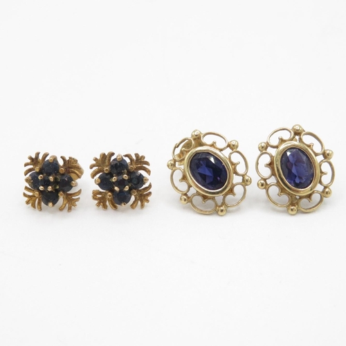 2x 9ct gold sapphire & iolite patterned stud earring with scroll backs (3.1g)