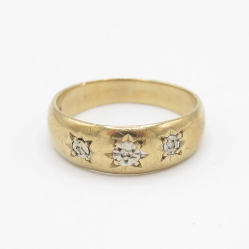 9ct gold diamond three stone ring (2.7g) Size  M