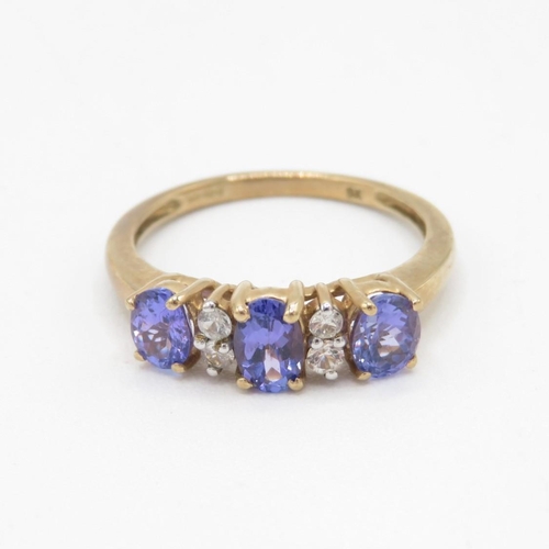 9ct gold oval cut tanzanite three stone ring with white sapphire dividers (2.4g) Size  O
