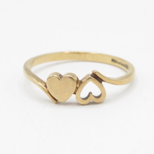 9ct gold vintage two hearts dress ring (1.3g) Size  O