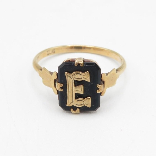 9ct gold vintage black onyx letter 'E' dress ring (1.8g) Size  N