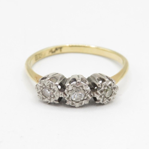 18ct gold vintage diamond three stone ring (2.2g) Size  M