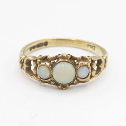 9ct gold vintage opal three stone ring (1.8g) Size  N