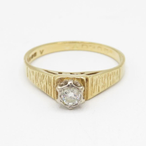 18ct gold vintage round brilliant diamond solitaire with bark effect shoulders (2.4g) Size  M 1/2