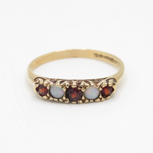 9ct gold 1970's garnet & opal five stone ring (1.9g) Size  O 1/2