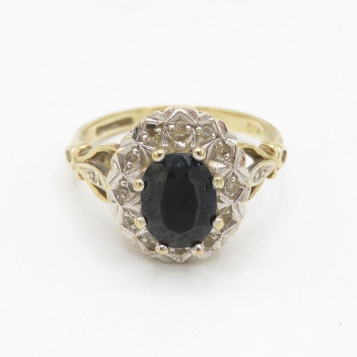 9ct gold vintage sapphire & diamond cluster ring with diamond patterned shoulders (3.8g) Size  M