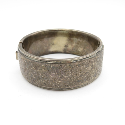 Silver relief patterned bangle  42g