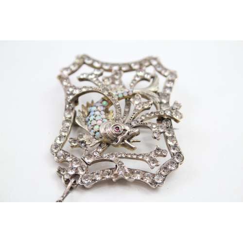 An antique silver paste and opal set fish brooch (23g)