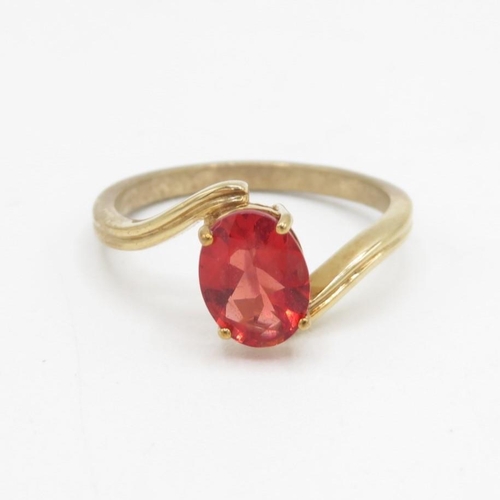 9ct gold oval cut orange gemstone dress ring in a four claw setting (2.4g) Size  O
