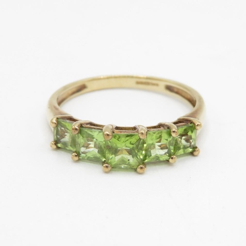 9ct gold graduated peridot five stone ring in a claw setting (2.3g) Size  R