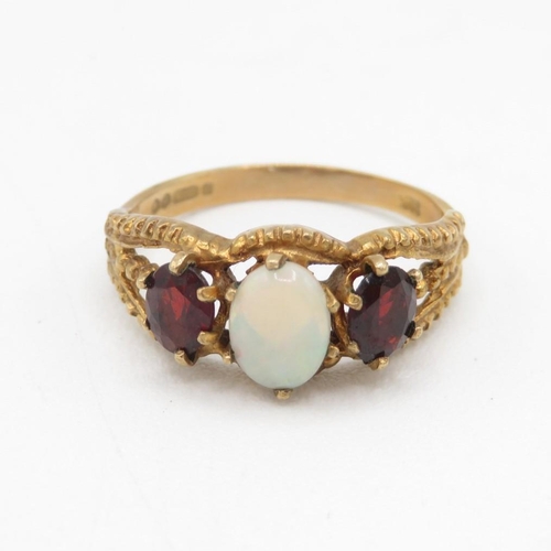 9ct gold vintage opal & garnet three stone ring (2.3g) Size  N