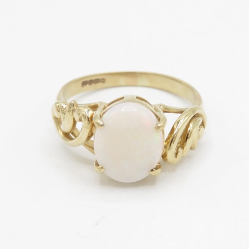 9ct gold opal dress ring with pierced pattered shoulders (2.7g) Size  N