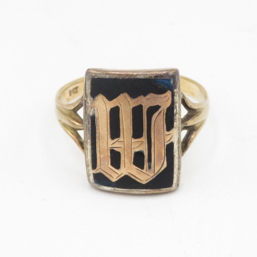 9ct gold vintage black enamel letter 'M' dress ring (3.7g) Size  Q