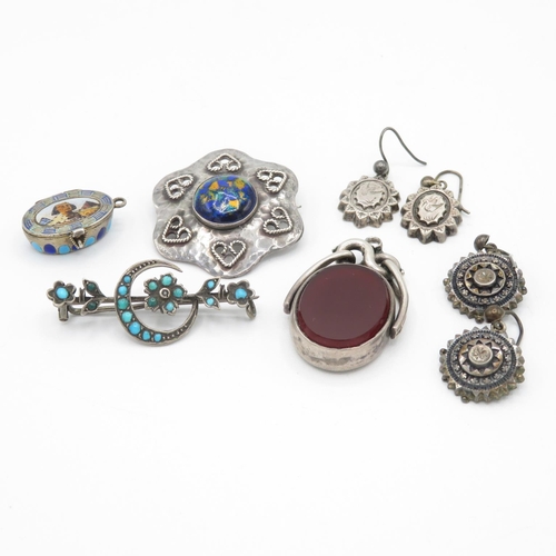 A collection of antique silver jewellery pieces including an arts and crafts brooch (27g)