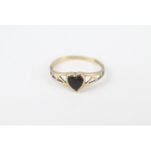 9ct gold vintage heart shaped black onyx dress ring with pierced patterned shoulders Size  L