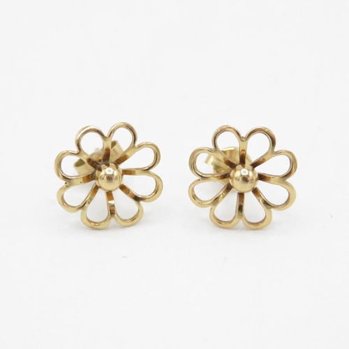 9ct gold flower stud earrings (0.7g)