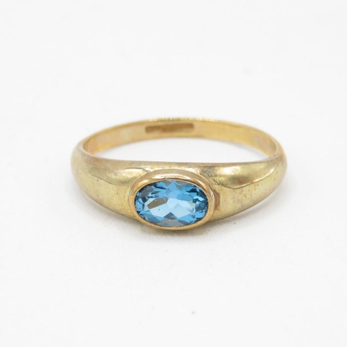 9ct gold oval cut blue topaz ring, bezel set (1.6g) Size  L 1/2