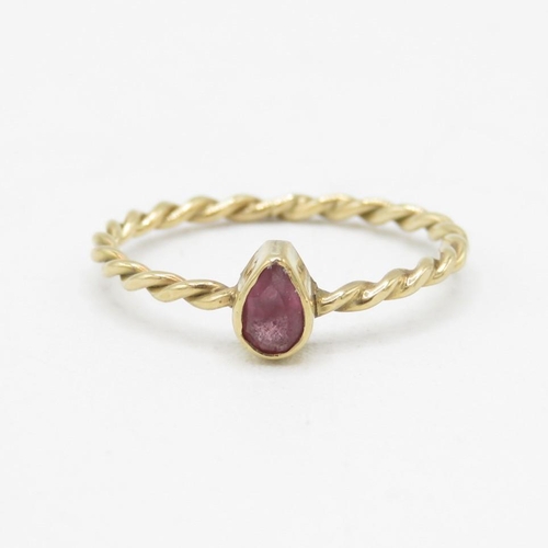 9ct gold pear-shaped pink tourmaline single stone ring with twisted band (1.2g) Size  N