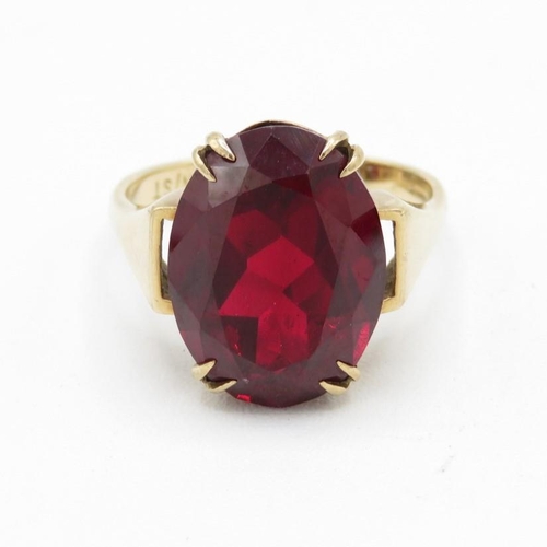 9ct gold synthetic ruby single stone cocktail ring (5.7g) Size  Q