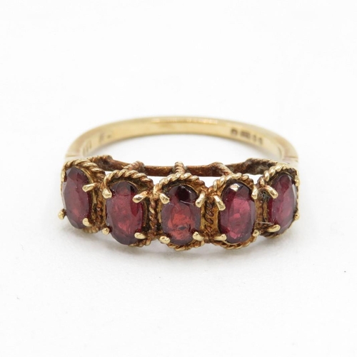 9ct gold garnet five stone ring with twisted rope frame (2.3g) Size  L 1/2