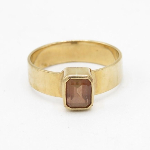 9ct gold bezel set pink tourmaline single stone ring (3.2g) Size  O