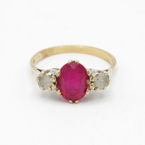 9ct gold synthetic ruby & spinel three stone ring (2.2g) Size  O