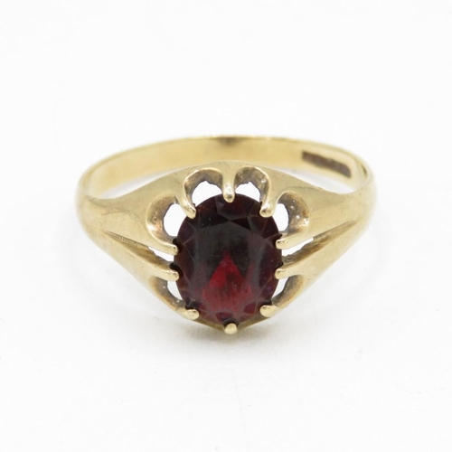 9ct gold oval garnet single stone ring (2.2g) Size  T