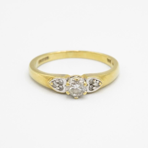 18ct gold round brilliant cut diamond ring with heart shaped diamond shoulders (3.1g) Size  Q