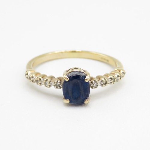 9ct gold oval cut sapphire ring with diamond shoulders (1.7g) Size  L
