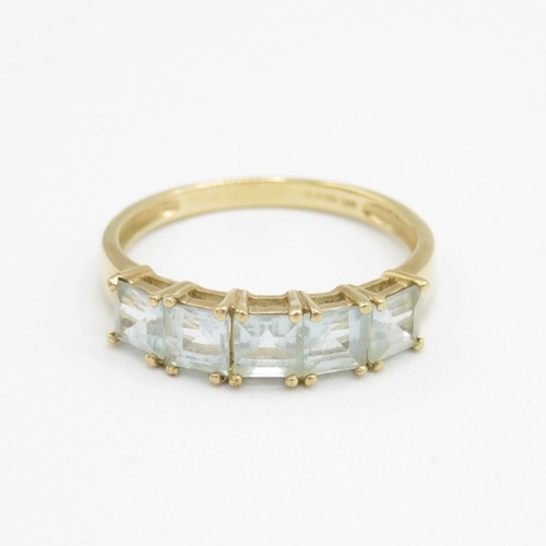 9ct gold square cut aquamarine half eternity ring, claw set (2.2g) Size  S