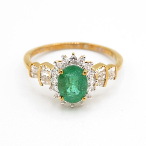 9ct gold emerald & vari-cut white gemstone cluster ring (2.8g) Size  T