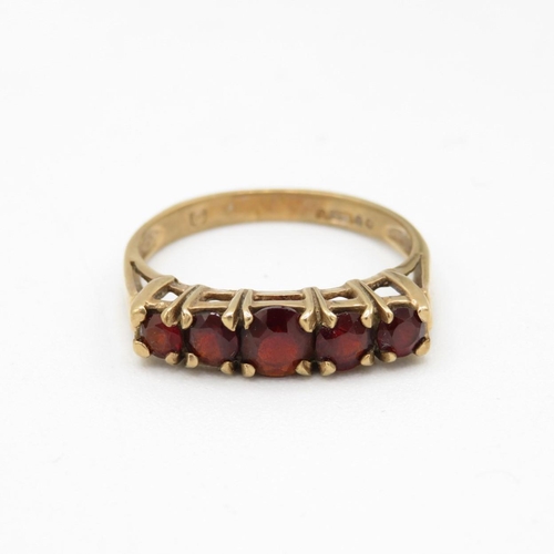 9ct gold vintage graduated garnet five stone ring, claw set (2.6g) Size  Q