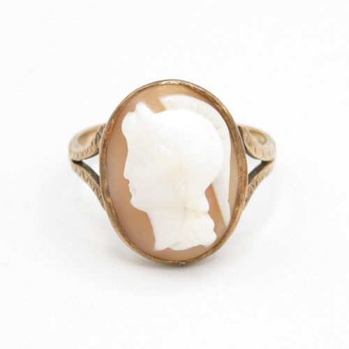9ct gold shell cameo dress ring (3.7g) Size  T
