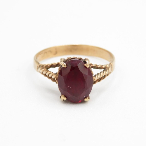 9ct gold oval cut garnet ring with a rope detailing setting (1.9g) Size  O