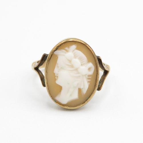 9ct gold vintage shell cameo dress ring in a bezel setting (2.3g) Size  K 1/2