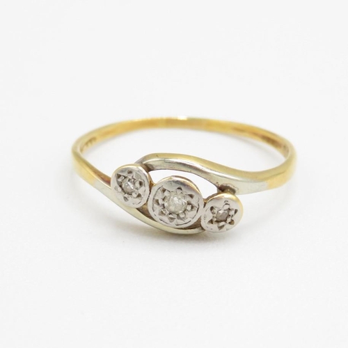 18ct gold & platinum vintage diamond three stone ring, star setting (1.7g) Size  P