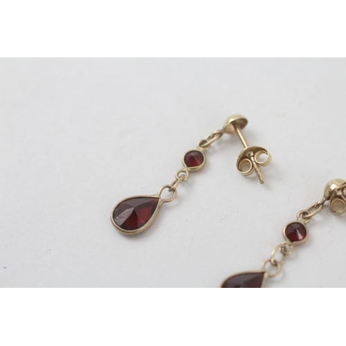 104 - 9ct gold garnet two stone dangle earrings  0.9 g