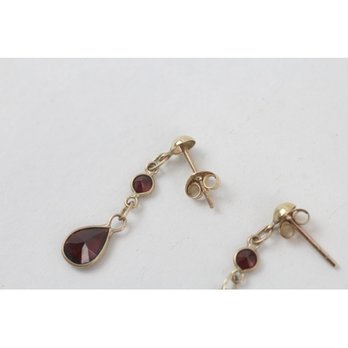 104 - 9ct gold garnet two stone dangle earrings  0.9 g