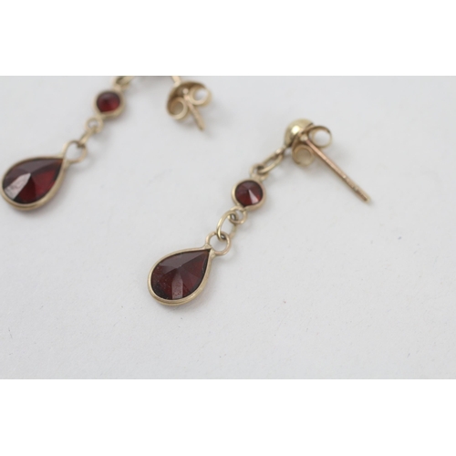 104 - 9ct gold garnet two stone dangle earrings  0.9 g