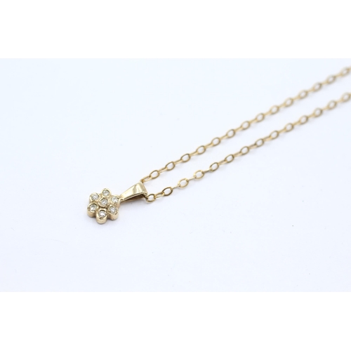 9ct gold diamond cluster pendant necklace  2.1 g