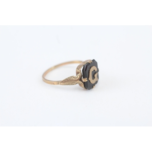 73 - 9ct gold antique onyx initial 'G' signet ring  - MISHAPEN - AS SEEN Size J 1.6 g